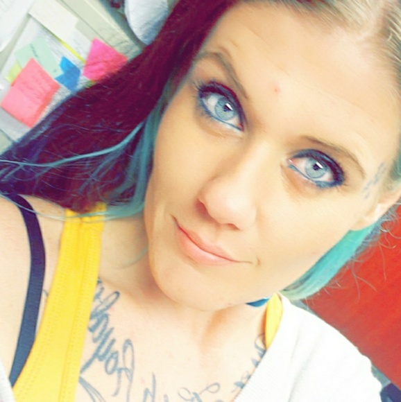 Meet your Posher, Courtney - Picture 3 of 7